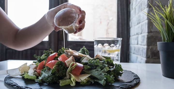 ドレッシングをサラダにかける