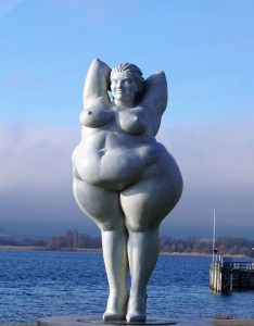 太っている銅像